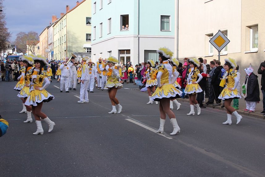 N&auml;rrinnen und Narren zogen durch die Stadt (1)  Beim gr&ouml;&szlig;ten Rosenmontagsumzug im Norden Th&uuml;ringens der heute am Vormittag auf der bekannten Route durch Sondershausen zog, war wie in den letzten Jahren  ein gro&szlig;er Publikumsmagnet...   Die Sondersh&auml;user Narren und Jecken haben auch 2017 den Rosenmontag wieder fr&ouml;hlich und beschwingt mit ihrem Umzug durch die Stadt zu einem H&ouml;hepunkt gemacht und auf