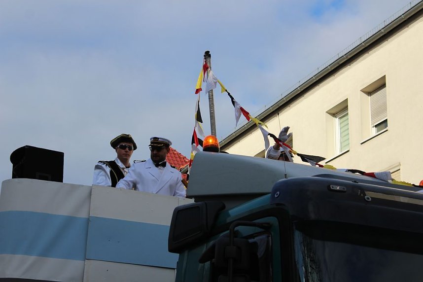 N&auml;rrinnen und Narren zogen durch die Stadt (1)  Beim gr&ouml;&szlig;ten Rosenmontagsumzug im Norden Th&uuml;ringens der heute am Vormittag auf der bekannten Route durch Sondershausen zog, war wie in den letzten Jahren  ein gro&szlig;er Publikumsmagnet...   Die Sondersh&auml;user Narren und Jecken haben auch 2017 den Rosenmontag wieder fr&ouml;hlich und beschwingt mit ihrem Umzug durch die Stadt zu einem H&ouml;hepunkt gemacht und auf