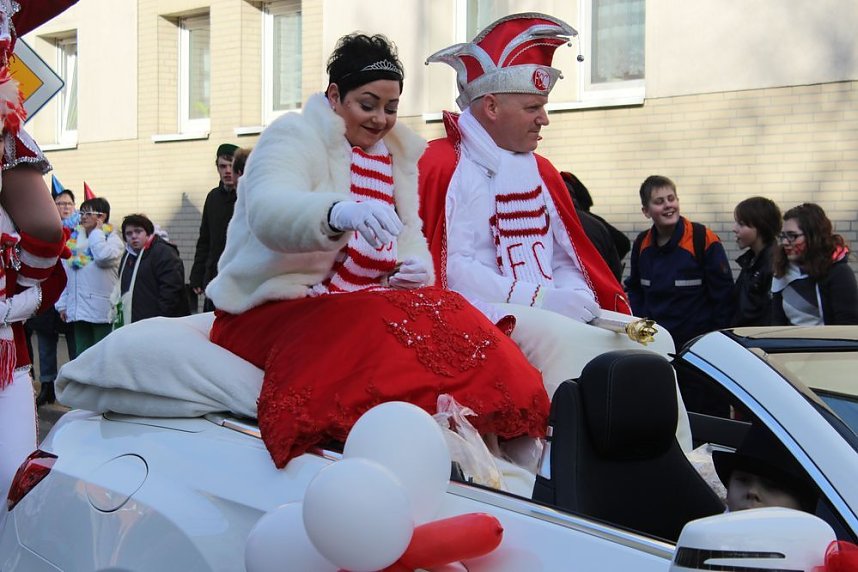 N&auml;rrinnen und Narren zogen durch die Stadt (1)  Beim gr&ouml;&szlig;ten Rosenmontagsumzug im Norden Th&uuml;ringens der heute am Vormittag auf der bekannten Route durch Sondershausen zog, war wie in den letzten Jahren  ein gro&szlig;er Publikumsmagnet...   Die Sondersh&auml;user Narren und Jecken haben auch 2017 den Rosenmontag wieder fr&ouml;hlich und beschwingt mit ihrem Umzug durch die Stadt zu einem H&ouml;hepunkt gemacht und auf