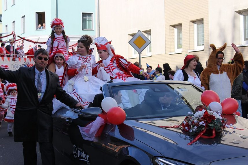 N&auml;rrinnen und Narren zogen durch die Stadt (1)  Beim gr&ouml;&szlig;ten Rosenmontagsumzug im Norden Th&uuml;ringens der heute am Vormittag auf der bekannten Route durch Sondershausen zog, war wie in den letzten Jahren  ein gro&szlig;er Publikumsmagnet...   Die Sondersh&auml;user Narren und Jecken haben auch 2017 den Rosenmontag wieder fr&ouml;hlich und beschwingt mit ihrem Umzug durch die Stadt zu einem H&ouml;hepunkt gemacht und auf