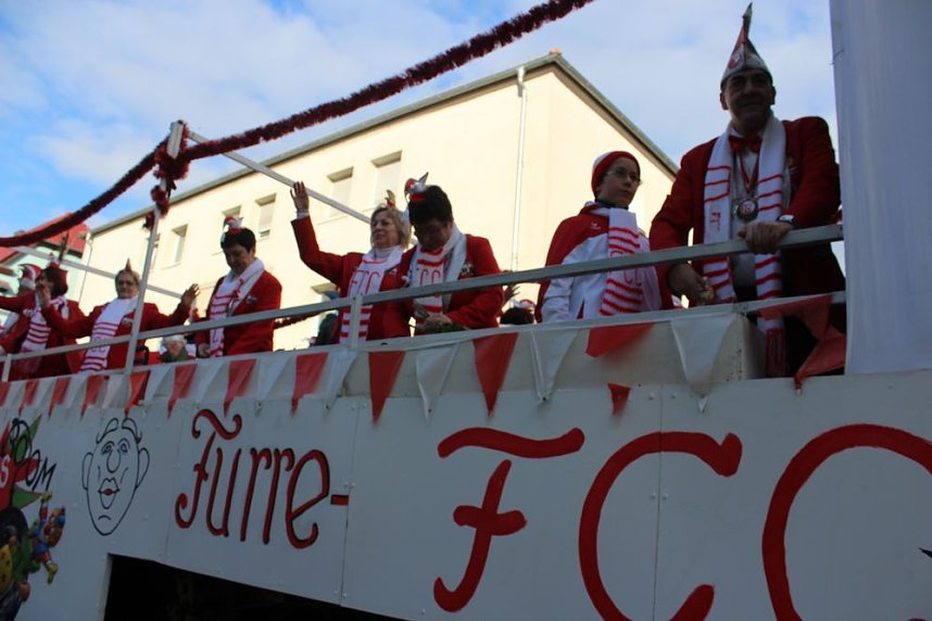 N&auml;rrinnen und Narren zogen durch die Stadt (1)  Beim gr&ouml;&szlig;ten Rosenmontagsumzug im Norden Th&uuml;ringens der heute am Vormittag auf der bekannten Route durch Sondershausen zog, war wie in den letzten Jahren  ein gro&szlig;er Publikumsmagnet...   Die Sondersh&auml;user Narren und Jecken haben auch 2017 den Rosenmontag wieder fr&ouml;hlich und beschwingt mit ihrem Umzug durch die Stadt zu einem H&ouml;hepunkt gemacht und auf
