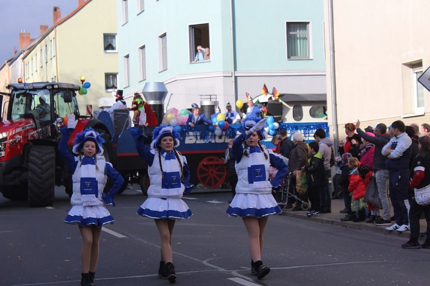 N&auml;rrinnen und Narren zogen durch die Stadt (1)  Beim gr&ouml;&szlig;ten Rosenmontagsumzug im Norden Th&uuml;ringens der heute am Vormittag auf der bekannten Route durch Sondershausen zog, war wie in den letzten Jahren  ein gro&szlig;er Publikumsmagnet...   Die Sondersh&auml;user Narren und Jecken haben auch 2017 den Rosenmontag wieder fr&ouml;hlich und beschwingt mit ihrem Umzug durch die Stadt zu einem H&ouml;hepunkt gemacht und auf