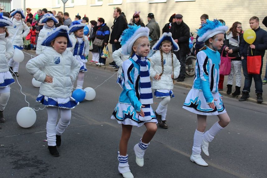 N&auml;rrinnen und Narren zogen durch die Stadt (1)  Beim gr&ouml;&szlig;ten Rosenmontagsumzug im Norden Th&uuml;ringens der heute am Vormittag auf der bekannten Route durch Sondershausen zog, war wie in den letzten Jahren  ein gro&szlig;er Publikumsmagnet...   Die Sondersh&auml;user Narren und Jecken haben auch 2017 den Rosenmontag wieder fr&ouml;hlich und beschwingt mit ihrem Umzug durch die Stadt zu einem H&ouml;hepunkt gemacht und auf