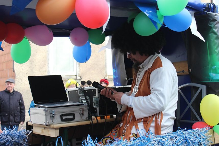 N&auml;rrinnen und Narren zogen durch die Stadt (1)  Beim gr&ouml;&szlig;ten Rosenmontagsumzug im Norden Th&uuml;ringens der heute am Vormittag auf der bekannten Route durch Sondershausen zog, war wie in den letzten Jahren  ein gro&szlig;er Publikumsmagnet...   Die Sondersh&auml;user Narren und Jecken haben auch 2017 den Rosenmontag wieder fr&ouml;hlich und beschwingt mit ihrem Umzug durch die Stadt zu einem H&ouml;hepunkt gemacht und auf