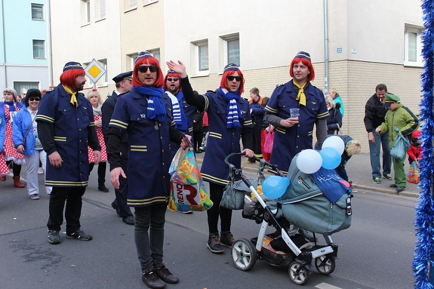 N&auml;rrinnen und Narren zogen durch die Stadt (1)  Beim gr&ouml;&szlig;ten Rosenmontagsumzug im Norden Th&uuml;ringens der heute am Vormittag auf der bekannten Route durch Sondershausen zog, war wie in den letzten Jahren  ein gro&szlig;er Publikumsmagnet...   Die Sondersh&auml;user Narren und Jecken haben auch 2017 den Rosenmontag wieder fr&ouml;hlich und beschwingt mit ihrem Umzug durch die Stadt zu einem H&ouml;hepunkt gemacht und auf