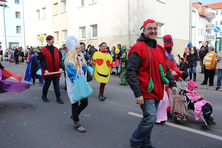N&auml;rrinnen und Narren zogen durch die Stadt (1)  Beim gr&ouml;&szlig;ten Rosenmontagsumzug im Norden Th&uuml;ringens der heute am Vormittag auf der bekannten Route durch Sondershausen zog, war wie in den letzten Jahren  ein gro&szlig;er Publikumsmagnet...   Die Sondersh&auml;user Narren und Jecken haben auch 2017 den Rosenmontag wieder fr&ouml;hlich und beschwingt mit ihrem Umzug durch die Stadt zu einem H&ouml;hepunkt gemacht und auf