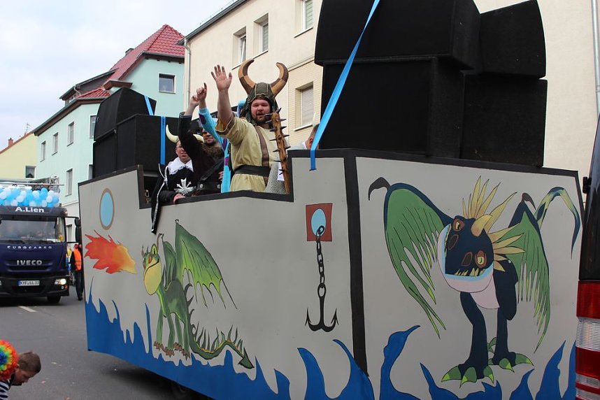 N&auml;rrinnen und Narren zogen durch die Stadt (1)  Beim gr&ouml;&szlig;ten Rosenmontagsumzug im Norden Th&uuml;ringens der heute am Vormittag auf der bekannten Route durch Sondershausen zog, war wie in den letzten Jahren  ein gro&szlig;er Publikumsmagnet...   Die Sondersh&auml;user Narren und Jecken haben auch 2017 den Rosenmontag wieder fr&ouml;hlich und beschwingt mit ihrem Umzug durch die Stadt zu einem H&ouml;hepunkt gemacht und auf