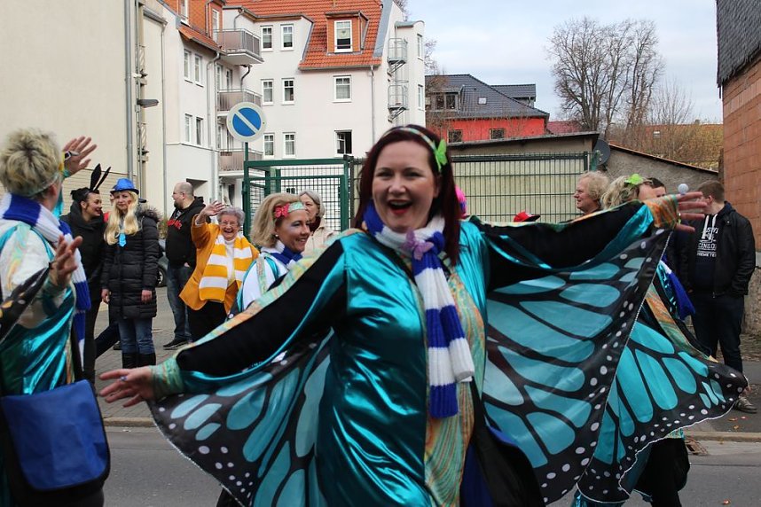 N&auml;rrinnen und Narren zogen durch die Stadt (1)  Beim gr&ouml;&szlig;ten Rosenmontagsumzug im Norden Th&uuml;ringens der heute am Vormittag auf der bekannten Route durch Sondershausen zog, war wie in den letzten Jahren  ein gro&szlig;er Publikumsmagnet...   Die Sondersh&auml;user Narren und Jecken haben auch 2017 den Rosenmontag wieder fr&ouml;hlich und beschwingt mit ihrem Umzug durch die Stadt zu einem H&ouml;hepunkt gemacht und auf