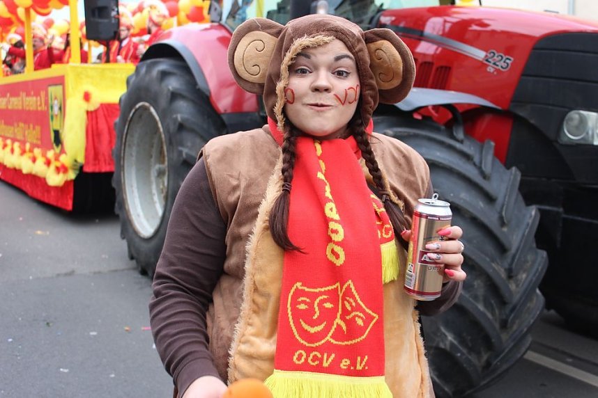 N&auml;rrinnen und Narren zogen durch die Stadt (1)  Beim gr&ouml;&szlig;ten Rosenmontagsumzug im Norden Th&uuml;ringens der heute am Vormittag auf der bekannten Route durch Sondershausen zog, war wie in den letzten Jahren  ein gro&szlig;er Publikumsmagnet...   Die Sondersh&auml;user Narren und Jecken haben auch 2017 den Rosenmontag wieder fr&ouml;hlich und beschwingt mit ihrem Umzug durch die Stadt zu einem H&ouml;hepunkt gemacht und auf