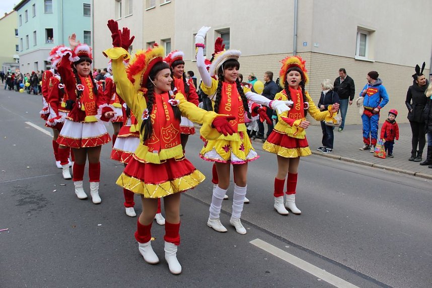 N&auml;rrinnen und Narren zogen durch die Stadt (1)  Beim gr&ouml;&szlig;ten Rosenmontagsumzug im Norden Th&uuml;ringens der heute am Vormittag auf der bekannten Route durch Sondershausen zog, war wie in den letzten Jahren  ein gro&szlig;er Publikumsmagnet...   Die Sondersh&auml;user Narren und Jecken haben auch 2017 den Rosenmontag wieder fr&ouml;hlich und beschwingt mit ihrem Umzug durch die Stadt zu einem H&ouml;hepunkt gemacht und auf