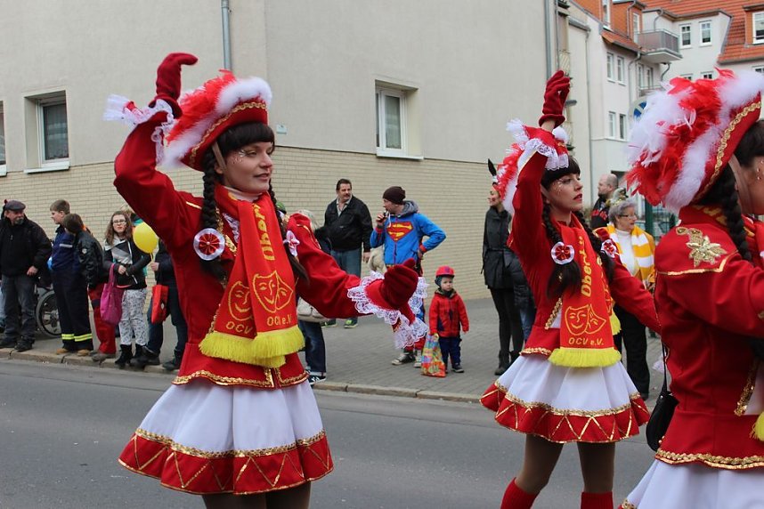 N&auml;rrinnen und Narren zogen durch die Stadt (1)  Beim gr&ouml;&szlig;ten Rosenmontagsumzug im Norden Th&uuml;ringens der heute am Vormittag auf der bekannten Route durch Sondershausen zog, war wie in den letzten Jahren  ein gro&szlig;er Publikumsmagnet...   Die Sondersh&auml;user Narren und Jecken haben auch 2017 den Rosenmontag wieder fr&ouml;hlich und beschwingt mit ihrem Umzug durch die Stadt zu einem H&ouml;hepunkt gemacht und auf