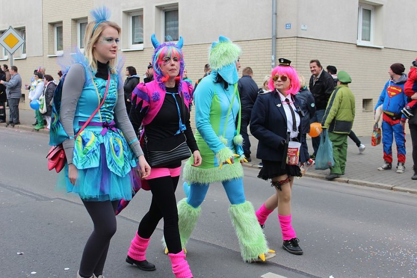 N&auml;rrinnen und Narren zogen durch die Stadt (1)  Beim gr&ouml;&szlig;ten Rosenmontagsumzug im Norden Th&uuml;ringens der heute am Vormittag auf der bekannten Route durch Sondershausen zog, war wie in den letzten Jahren  ein gro&szlig;er Publikumsmagnet...   Die Sondersh&auml;user Narren und Jecken haben auch 2017 den Rosenmontag wieder fr&ouml;hlich und beschwingt mit ihrem Umzug durch die Stadt zu einem H&ouml;hepunkt gemacht und auf