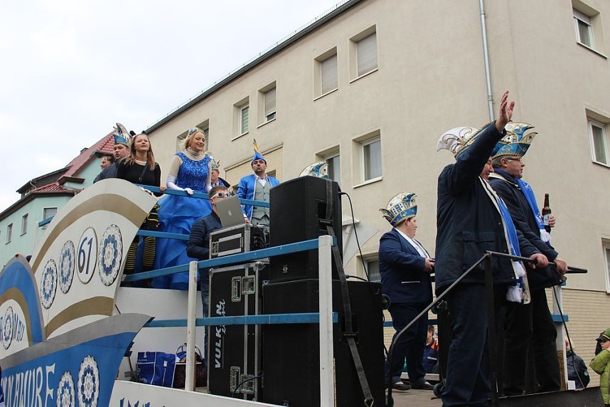 N&auml;rrinnen und Narren zogen durch die Stadt (1)  Beim gr&ouml;&szlig;ten Rosenmontagsumzug im Norden Th&uuml;ringens der heute am Vormittag auf der bekannten Route durch Sondershausen zog, war wie in den letzten Jahren  ein gro&szlig;er Publikumsmagnet...   Die Sondersh&auml;user Narren und Jecken haben auch 2017 den Rosenmontag wieder fr&ouml;hlich und beschwingt mit ihrem Umzug durch die Stadt zu einem H&ouml;hepunkt gemacht und auf