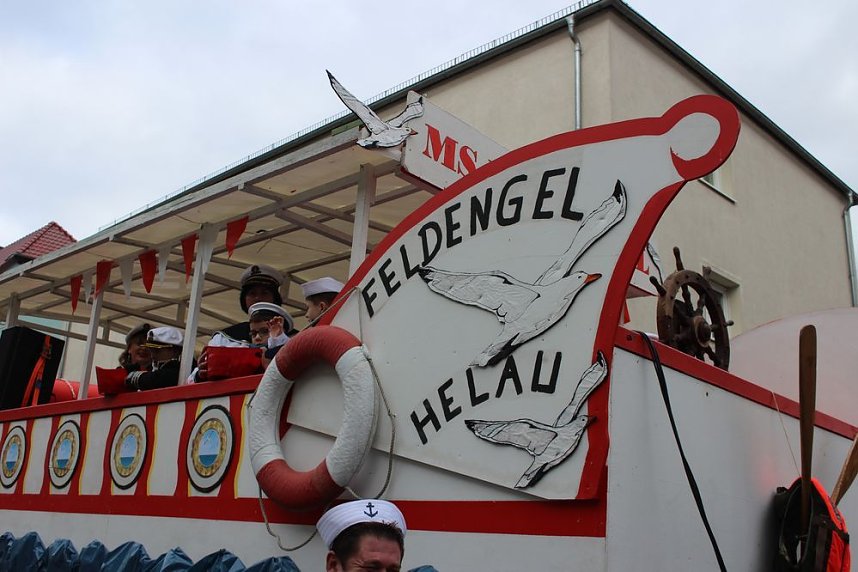 N&auml;rrinnen und Narren zogen durch die Stadt (1)  Beim gr&ouml;&szlig;ten Rosenmontagsumzug im Norden Th&uuml;ringens der heute am Vormittag auf der bekannten Route durch Sondershausen zog, war wie in den letzten Jahren  ein gro&szlig;er Publikumsmagnet...   Die Sondersh&auml;user Narren und Jecken haben auch 2017 den Rosenmontag wieder fr&ouml;hlich und beschwingt mit ihrem Umzug durch die Stadt zu einem H&ouml;hepunkt gemacht und auf