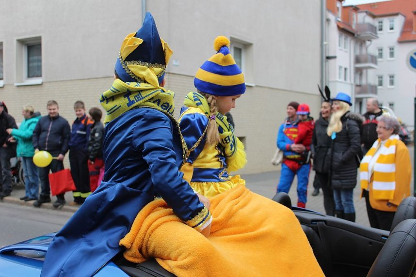 N&auml;rrinnen und Narren ziehen durch die Stadt (2)