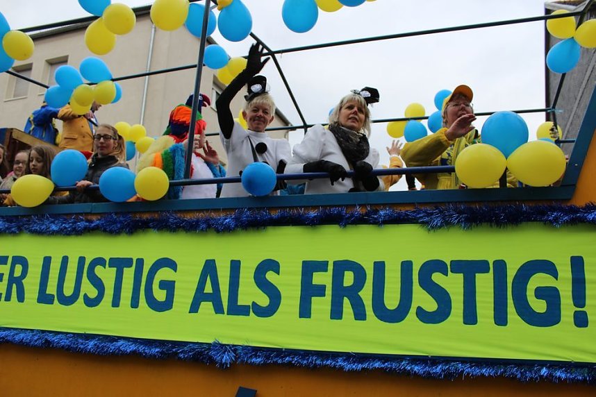 N&auml;rrinnen und Narren ziehen durch die Stadt (2)