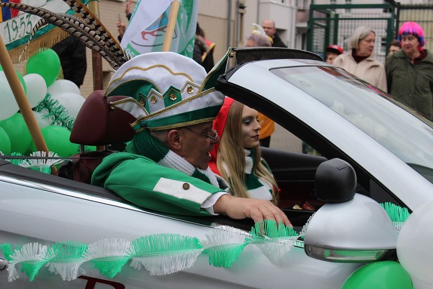 N&auml;rrinnen und Narren ziehen durch die Stadt (2)