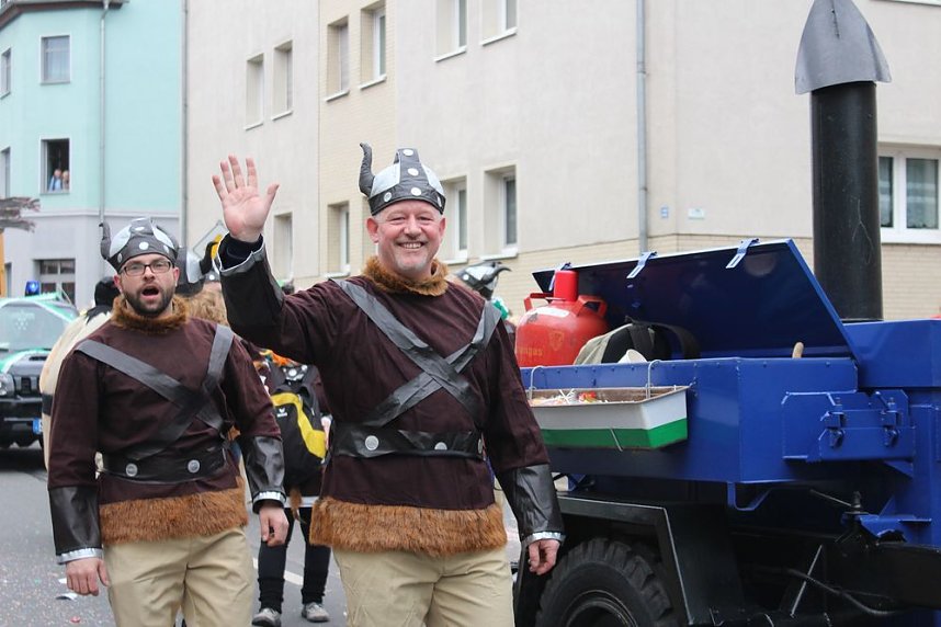 N&auml;rrinnen und Narren ziehen durch die Stadt (2)