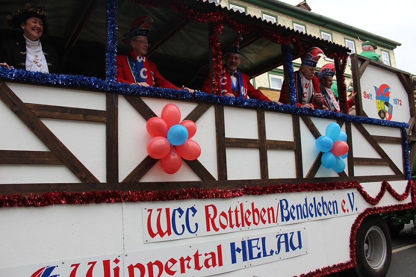 N&auml;rrinnen und Narren ziehen durch die Stadt (2)