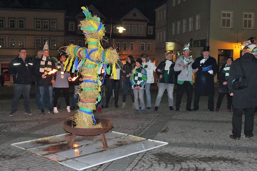 Nubbel den Flammen &uuml;bergeben