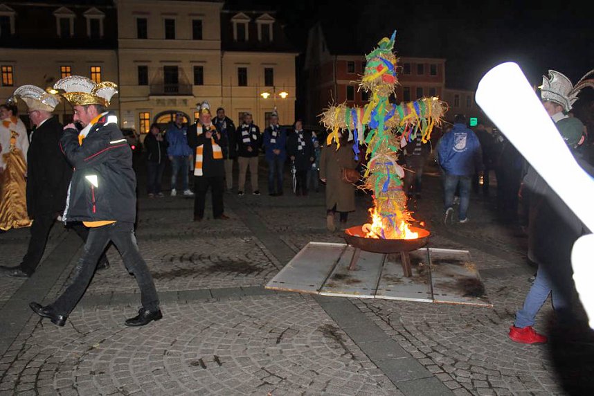 Nubbel den Flammen &uuml;bergeben