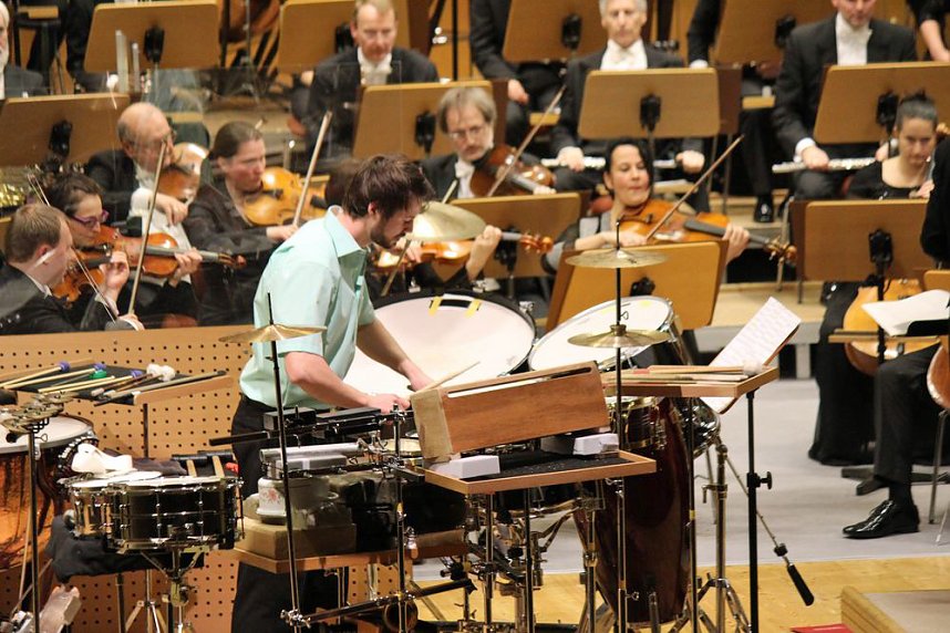 Mit Trommelklang in den Konzertsaal