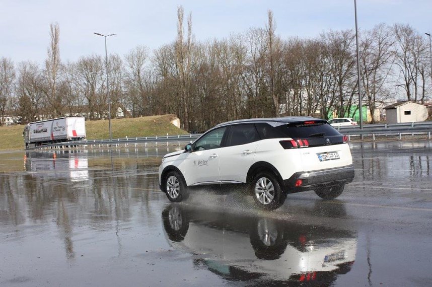 Ab ins Gel&auml;nde: Autohaus-Peter-Gruppe lud zum Aktionstag ins Autodrom