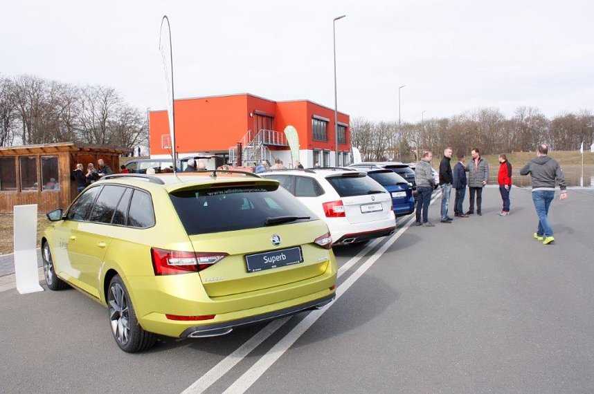 Ab ins Gel&auml;nde: Autohaus-Peter-Gruppe lud zum Aktionstag ins Autodrom