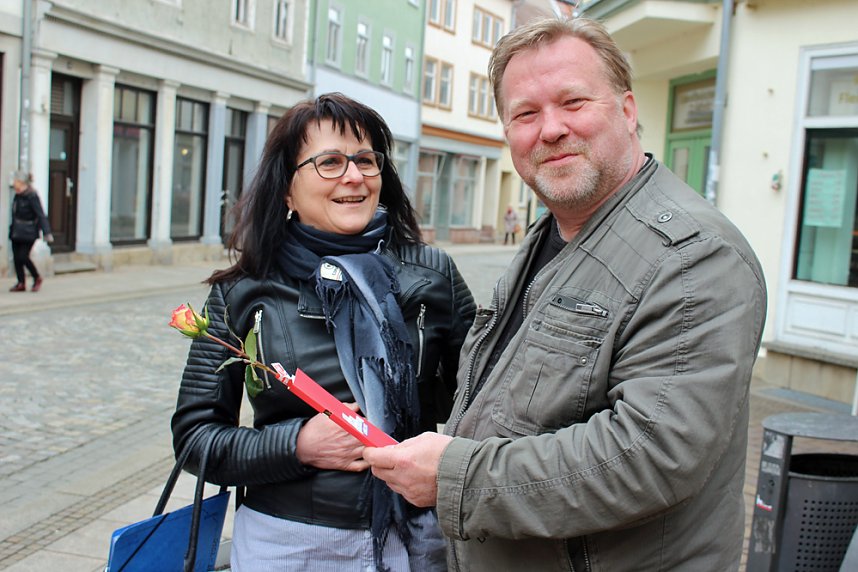 Die Linke verteilt Rosen