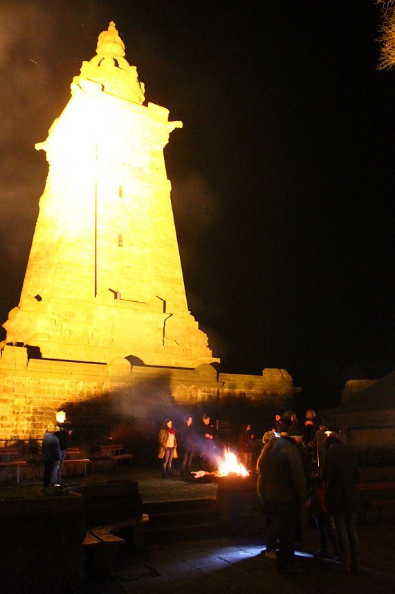 Mit der Taschenlampe auf dem Kyffh&auml;user