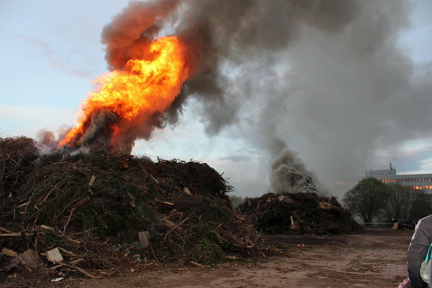Lodernde Osterfeuer im Kreis