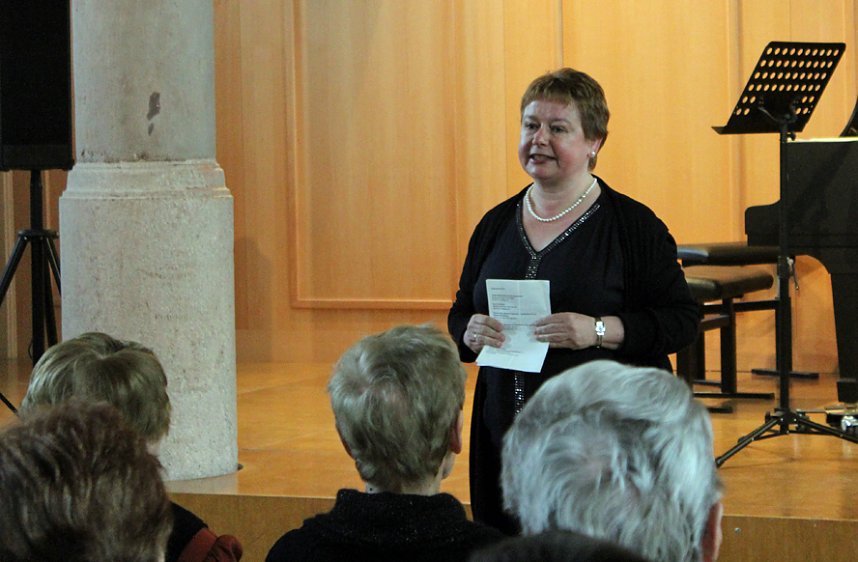 Junger Geiger bei Noten mit Dip