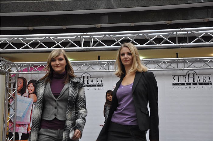 Modeschau in der Galerie