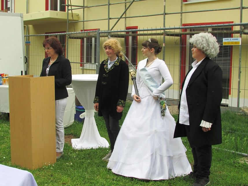 Wappenstein der Arterner Saline feierlich enth&uuml;llt