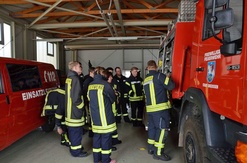 12 Frisch ausgebildete Truppfrauen und Truppm&auml;nner