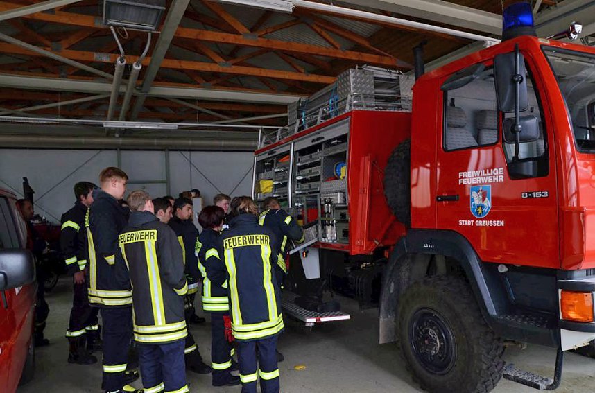 12 Frisch ausgebildete Truppfrauen und Truppm&auml;nner
