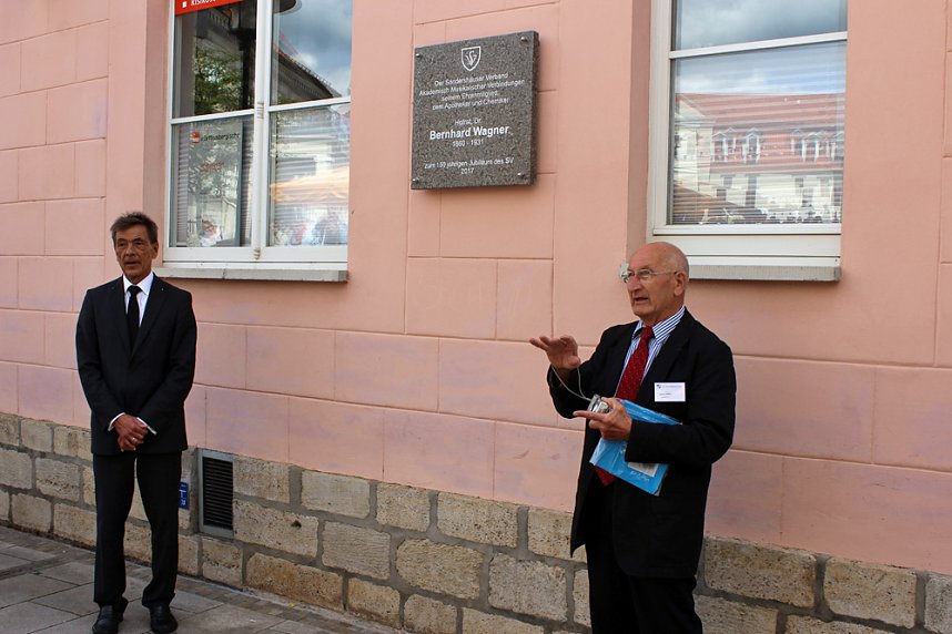 Ehrentafel f&uuml;r Bernhard Wagner enth&uuml;llt