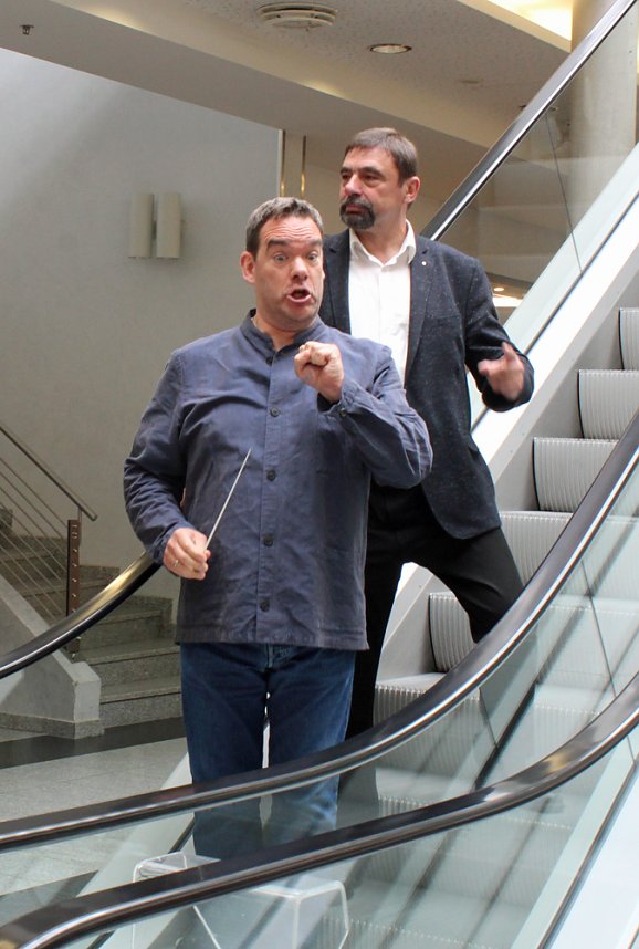 Mit Zimmermannsbleistift dirigiert