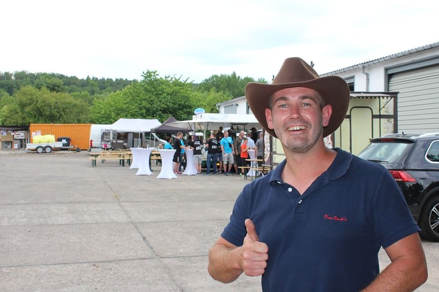 Sponsoren beim Schie&szlig;en auf dem Dickkopf