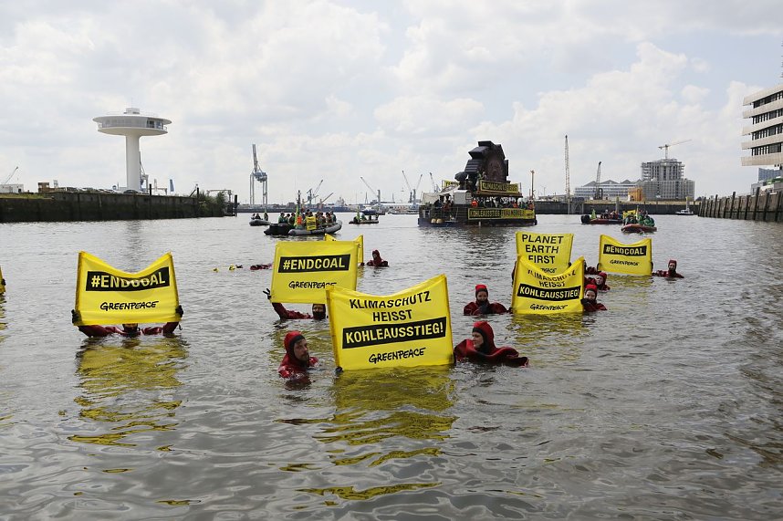 Wasserdemo auf der Elbe