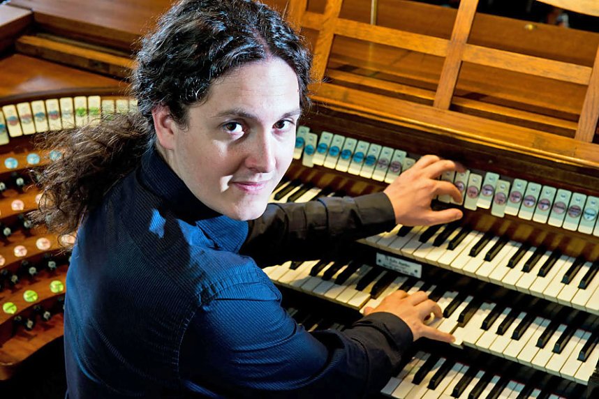 Dr. Bal&aacute;zs Szab&oacute; an der Orgel