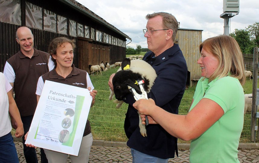  Ministerpr&auml;sident wird Pate von Tieren