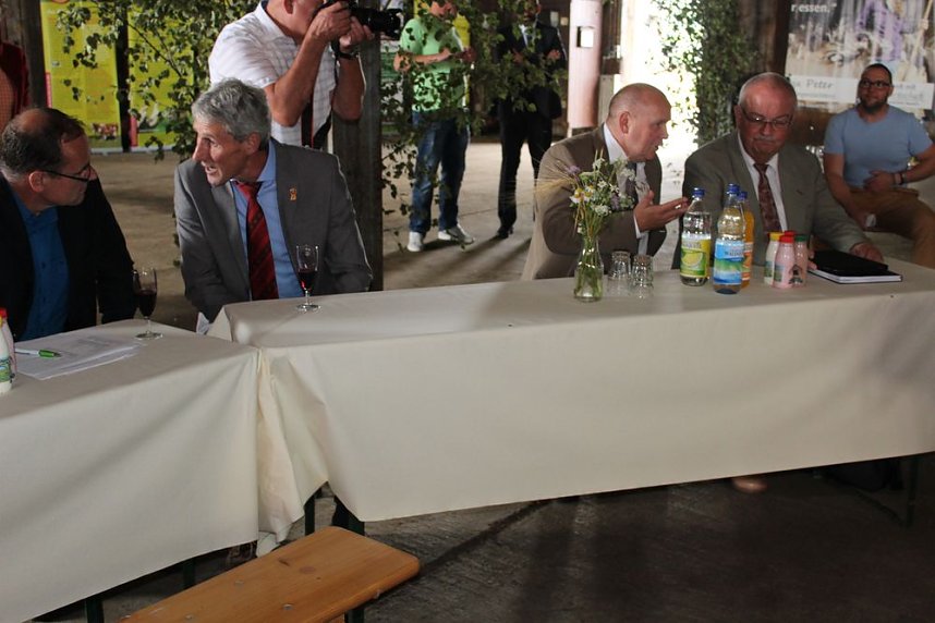  Ministerpr&auml;sident wird Pate von Tieren