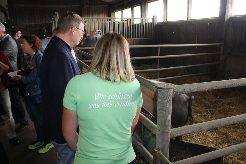  Ministerpr&auml;sident wird Pate von Tieren