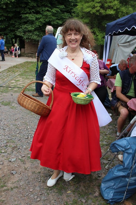  Beim Kirschmarkt in Braunsroda