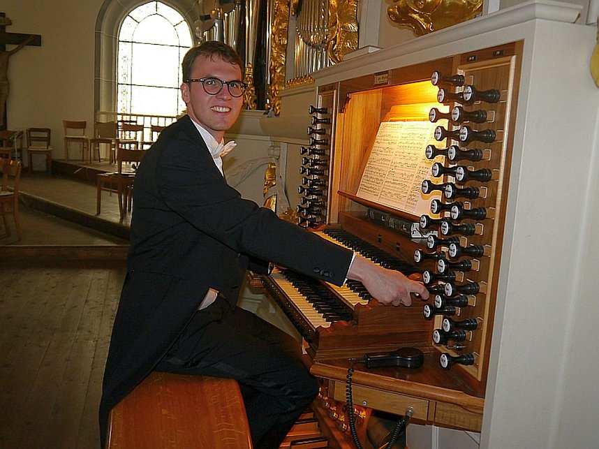 Pascal Salzmann an der Hey-Orgel
