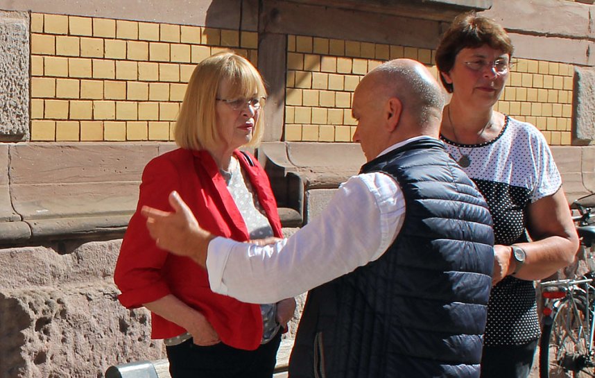 Mit B&uuml;rgern diskutiert Manfred Grund 