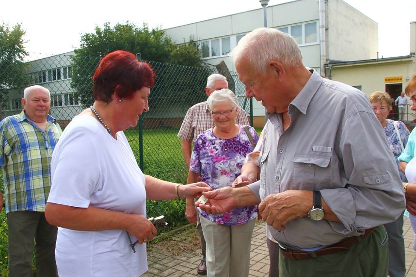 Alterskameraden der Feuerwehr besuchten den Schlosspark in Ebeleben