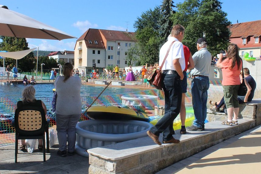 Schwimmbadfest er&ouml;ffnet