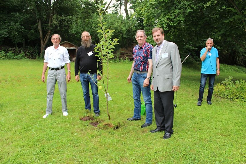 Der Apfel bleibt dran!